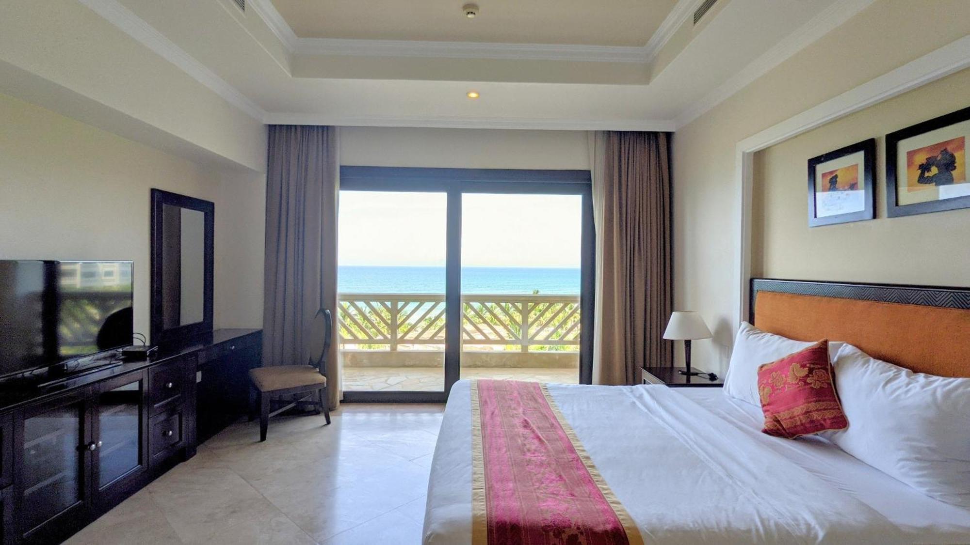 Olalani Resort & Condotel Дананг Екстериор снимка